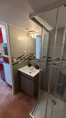 Salle de bains dans l'établissement T2 Vieux Mans Face Cathédrale Rue Piétonne