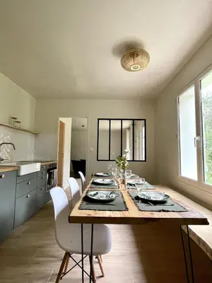 Cuisine ou kitchenette dans l'établissement L'Échappée Boisée - côté Vallée
