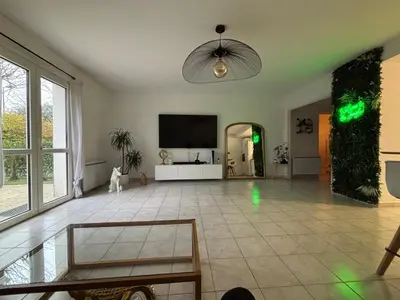 Télévision ou salle de divertissement dans l'établissement Charmant appartement