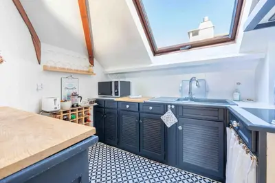 Cuisine ou kitchenette dans l'établissement Le Grenier de Lucie nice duplex, Wi-Fi