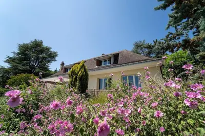 Jardin de l'établissement Grande Villa face à la Loire SPA 20 pers