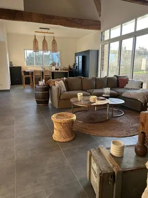 Coin salon dans l'établissement Grange rénovée