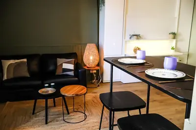 Coin salon dans l'établissement Studio au pied du Vieux-Mans