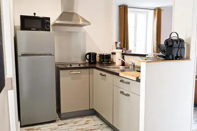 Cuisine ou kitchenette dans l'établissement Appartement au pied du Vieux-Mans