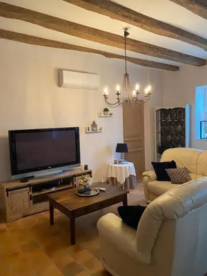 Télévision ou salle de divertissement dans l'établissement La bergerie des petites maisons avec spa