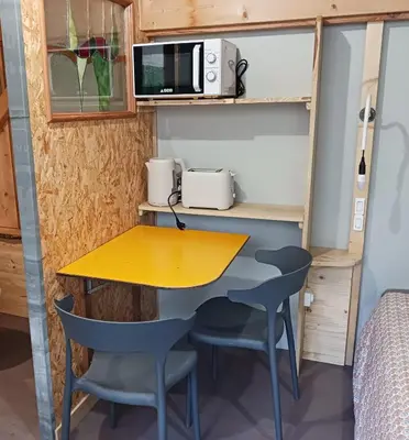 Cuisine ou kitchenette dans l'établissement Studio de l'étang