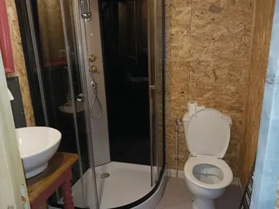 Salle de bains dans l'établissement La Roulotte