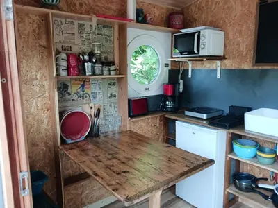 Cuisine ou kitchenette dans l'établissement La Roulotte