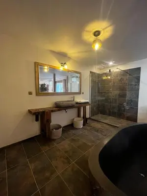 Salle de bains dans l'établissement Grange rénovée