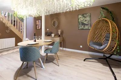 Coin salon dans l'établissement Love Room l'Instant Suspendu