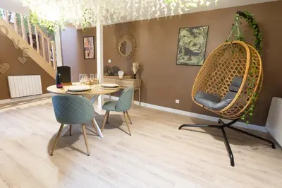 Coin salon dans l'établissement Love Room l'Instant Suspendu