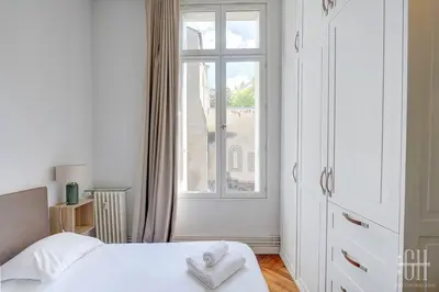 Un ou plusieurs lits dans un hébergement de l'établissement Spacieux Appartement - Type Haussmannien - Wifi