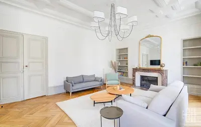 Coin salon dans l'établissement Spacieux Appartement - Type Haussmannien - Wifi