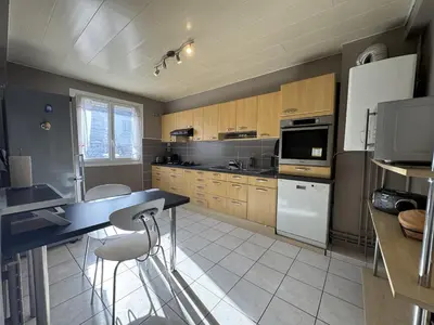 Cuisine ou kitchenette dans l'établissement Le Paisible - 4pers - Parking - Wi-Fi