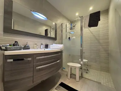 Salle de bains dans l'établissement Le Paisible - 4pers - Parking - Wi-Fi