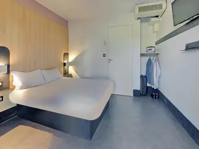 Un ou plusieurs lits dans un hébergement de l'établissement B&B HOTEL Le Mans Nord 2