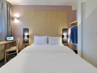 Un ou plusieurs lits dans un hébergement de l'établissement B&B HOTEL Le Mans Nord 2