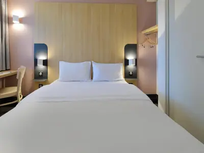 Un ou plusieurs lits dans un hébergement de l'établissement B&B HOTEL Le Mans Nord 2