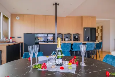 Cuisine ou kitchenette dans l'établissement Ecrin unique - Appartement Premium - Terrasse, Vue & Garage