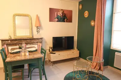 Télévision ou salle de divertissement dans l'établissement Le Studio Vert