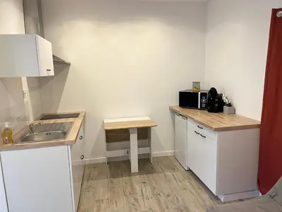 Cuisine ou kitchenette dans l'établissement Agreable studio proche du circuit du Mans