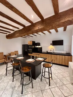 Cuisine ou kitchenette dans l'établissement HomeCircus - charming two bedroom house