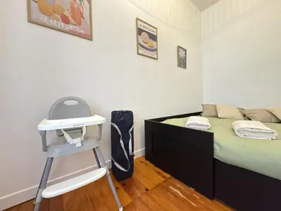 Un ou plusieurs lits dans un hébergement de l'établissement Le Léor - apt 2 chambres en cœur de ville