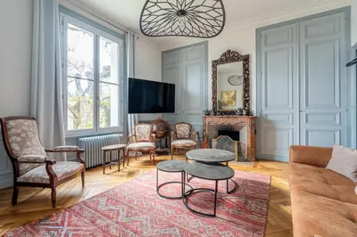 Télévision ou salle de divertissement dans l'établissement Maison bourgeoise, Rives du Cher, 14 pers