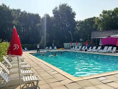 Piscine de l'établissement Mobil-home spacieux avec terrasse – 6 personnes - API-1-52-1216 ou située à proximité