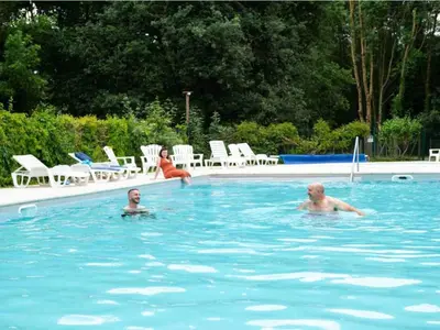 Piscine de l'établissement Mobil-home spacieux avec terrasse – 6 personnes - API-1-52-1216 ou située à proximité