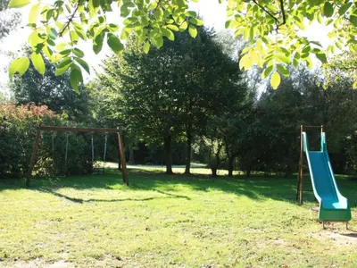 Aire de jeux pour enfants de l'établissement Mobil-home spacieux avec terrasse – 6 personnes - API-1-52-1216