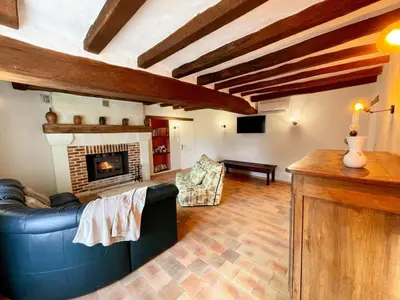 Coin salon dans l'établissement Gîte confortable avec WIFI, parking, climatisation en Touraine - FR-1-381-644