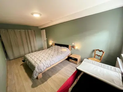 Un ou plusieurs lits dans un hébergement de l'établissement Gîte confortable avec WIFI, parking, climatisation en Touraine - FR-1-381-644