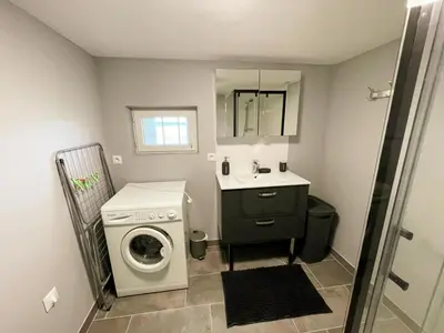 Salle de bains dans l'établissement Gîte confortable avec WIFI, parking, climatisation en Touraine - FR-1-381-644