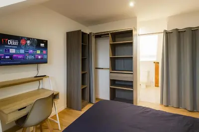 Télévision ou salle de divertissement dans l'établissement House with 9 Private Suites near Le Mans Circuit