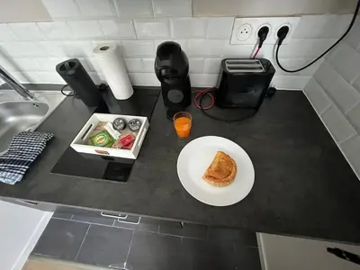 Cuisine ou kitchenette dans l'établissement Studio Londres super cosy I rénové fin 2025 I parking gratuit