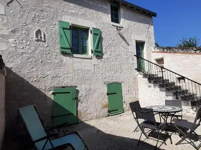 Balcon ou terrasse dans l'établissement Charmante Maison Ancienne près de Chinon avec Cour Privée - FR-1-381-645
