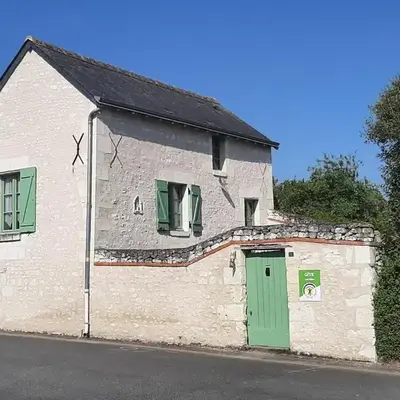 Charmante Maison Ancienne près de Chinon avec Cour Privée - FR-1-381-645