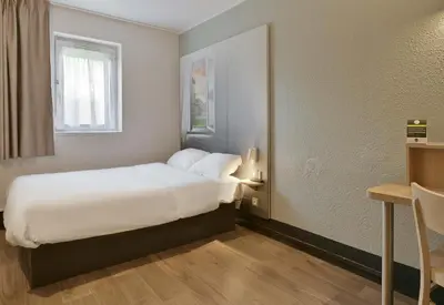 Un ou plusieurs lits dans un hébergement de l'établissement B&B HOTEL Le Mans Nord 1