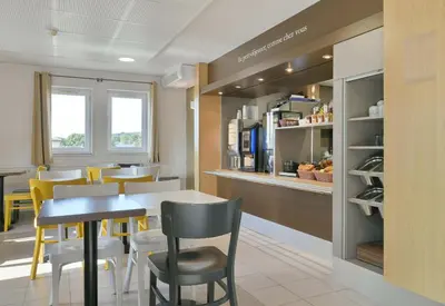 Cuisine ou kitchenette dans l'établissement B&B HOTEL Le Mans Nord 1