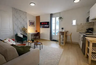 Télévision ou salle de divertissement dans l'établissement Studio lumineux - Balcon - Bureau - Gare a proximité
