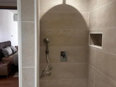 Salle de bains dans l'établissement Grange rustique rénovée au cœur de la campagne sarthoise - FR-1-410-489