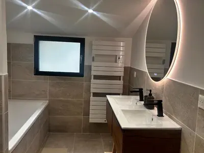 Salle de bains dans l'établissement Grange rustique rénovée au cœur de la campagne sarthoise - FR-1-410-489