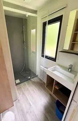 Salle de bains dans l'établissement Mobile home Prestige 2 chambres 5-7 personnes