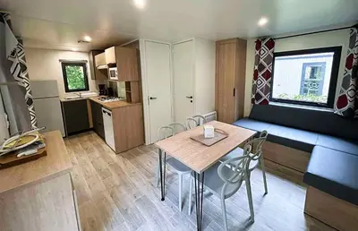 Cuisine ou kitchenette dans l'établissement Mobile home Prestige 2 chambres 5-7 personnes
