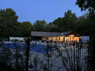 Piscine de l'établissement Lodge Mini-Wood ou située à proximité