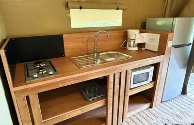 Cuisine ou kitchenette dans l'établissement Lodge Mini-Wood