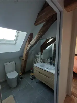 Salle de bains dans l'établissement Gîte MA POULE de 1 à 5 personnes avec piscine