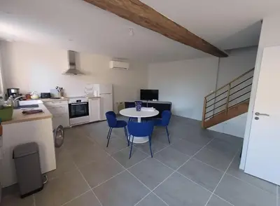 Cuisine ou kitchenette dans l'établissement Gîte MA POULE de 1 à 5 personnes avec piscine