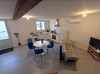 Cuisine ou kitchenette dans l'établissement Gîte MA POULE de 1 à 5 personnes avec piscine